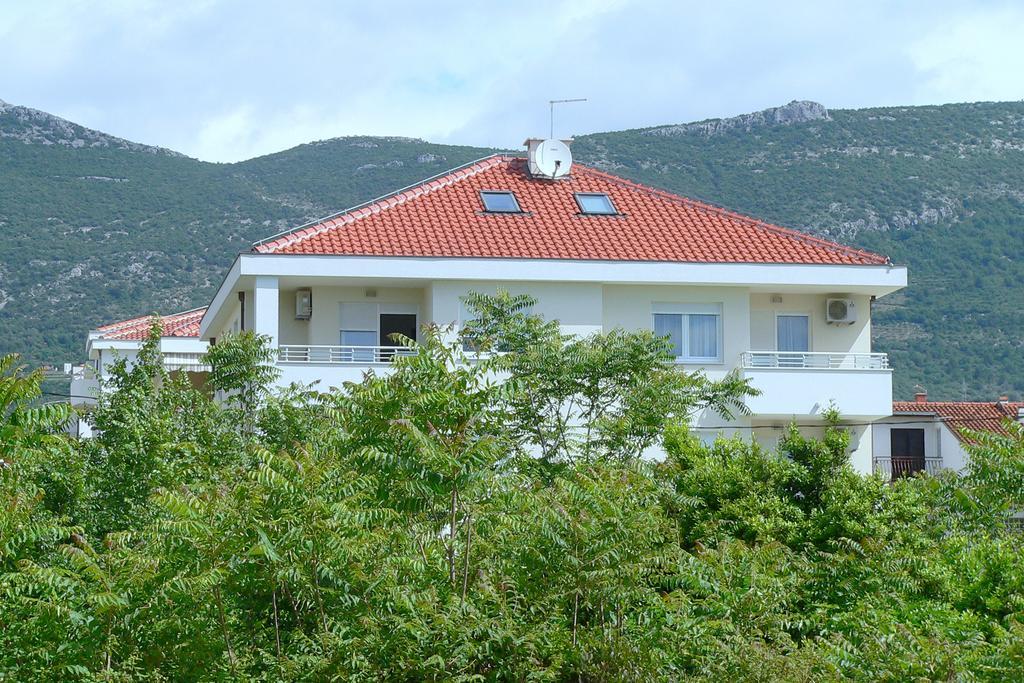 Iris Beach Apartments Каштела Экстерьер фото