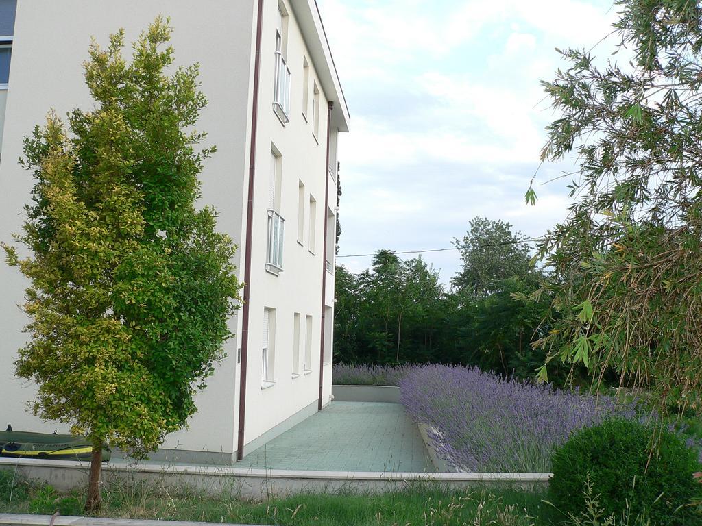 Iris Beach Apartments Каштела Экстерьер фото