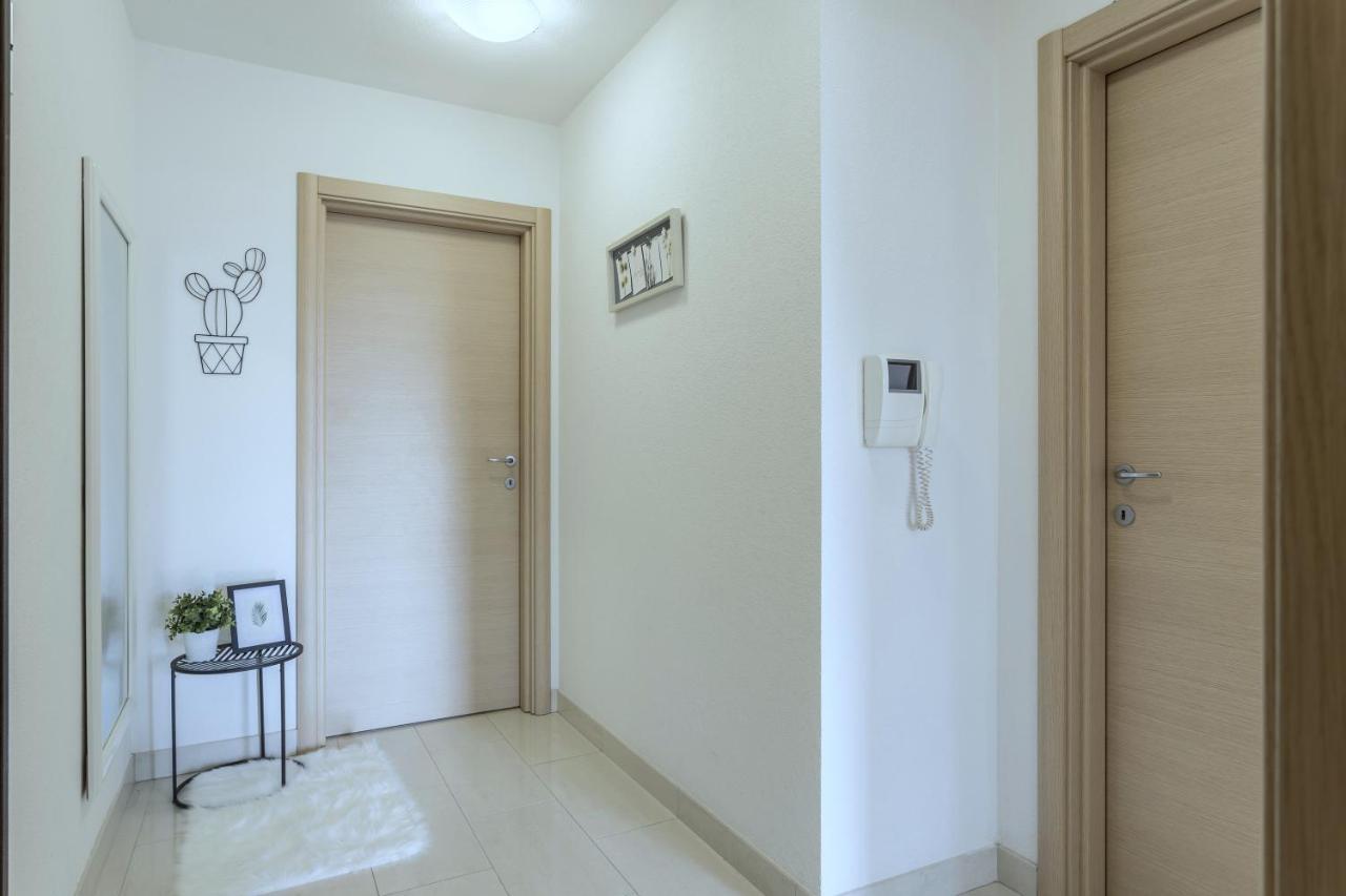 Iris Beach Apartments Каштела Экстерьер фото