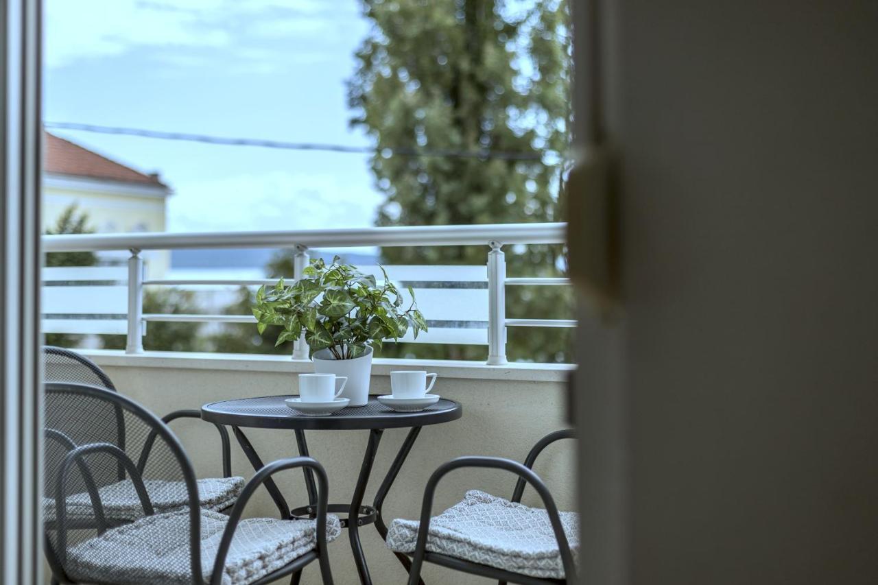 Iris Beach Apartments Каштела Экстерьер фото
