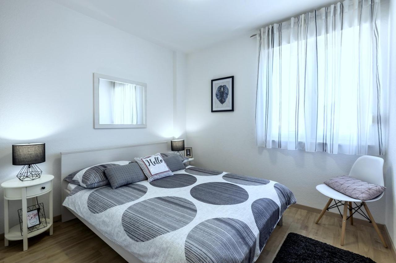 Iris Beach Apartments Каштела Экстерьер фото