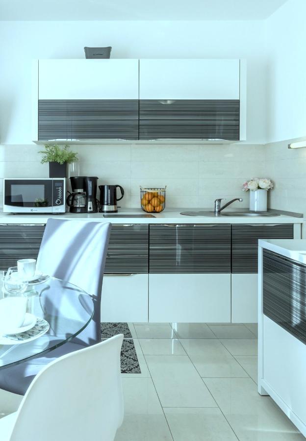 Iris Beach Apartments Каштела Экстерьер фото