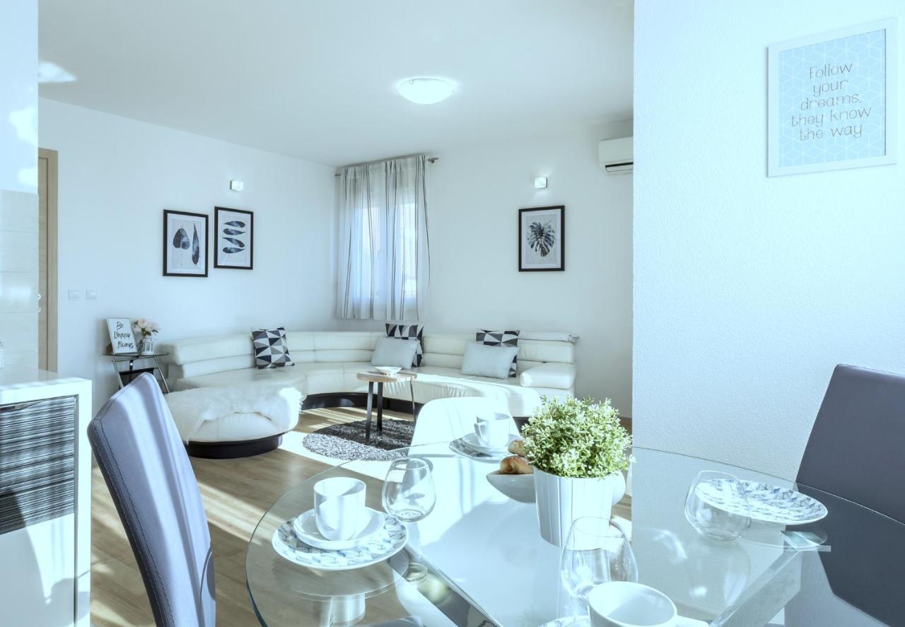 Iris Beach Apartments Каштела Экстерьер фото