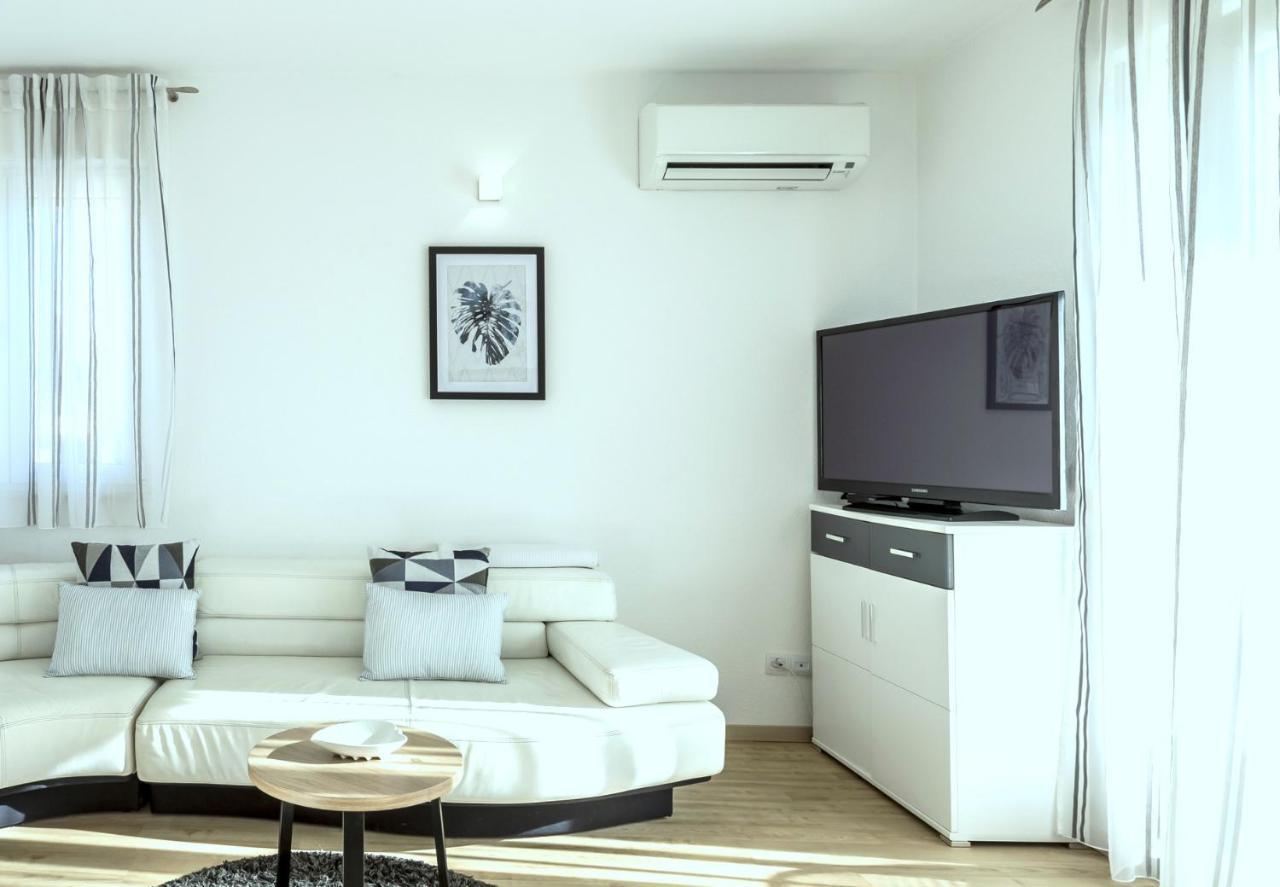 Iris Beach Apartments Каштела Экстерьер фото
