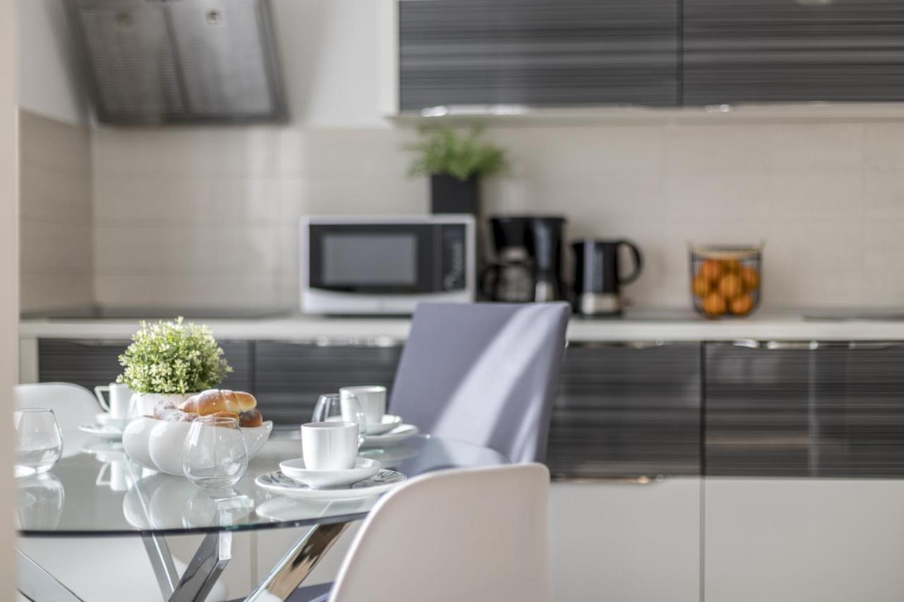 Iris Beach Apartments Каштела Экстерьер фото